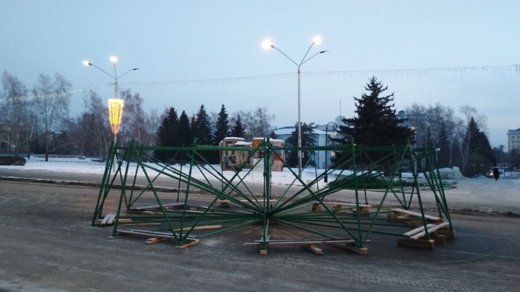 На площади Сахарова в Барнауле начали возводить ёлку