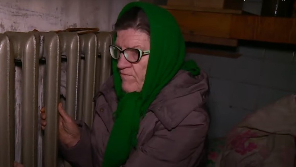 Следователи проверят условия жизни пенсионерки из Бийска, которая спит у батареи