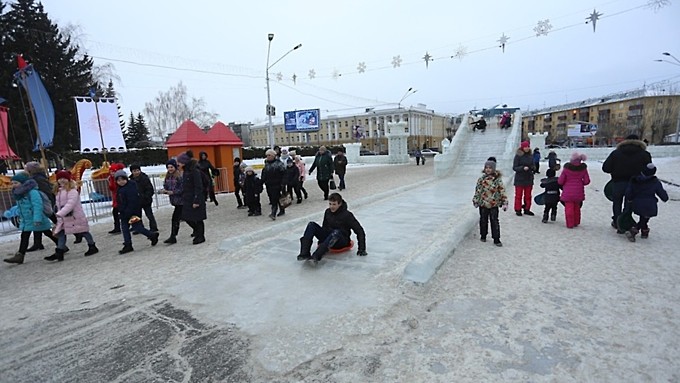 Горка на площади Сахарова в 2017 году / Фото: Екатерина Смолихина, amic.ru