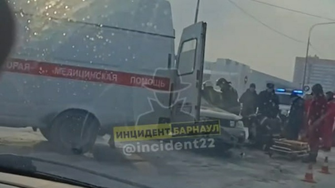 ДТП на улице Балтийской в Барнауле / Фото: "Инцидент Барнаул"