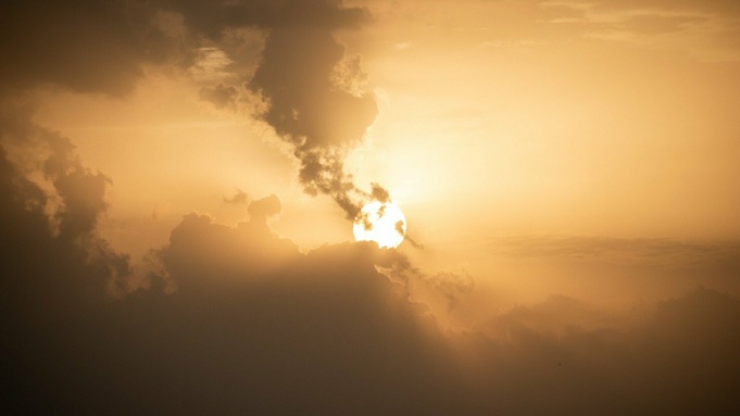 Закатное солнце среди туч / Фото: pixabay.com