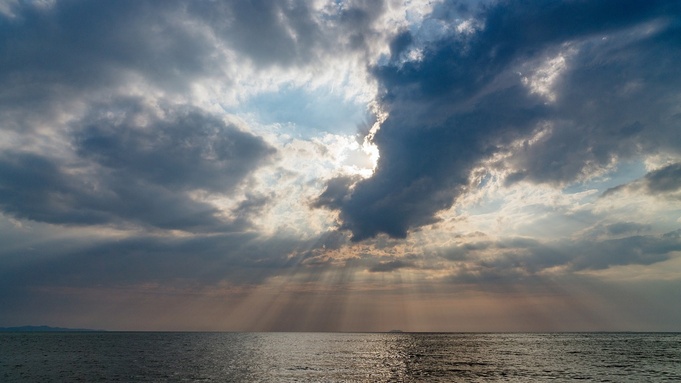 Лучи солнца падают на море / Фото: pixabay.com