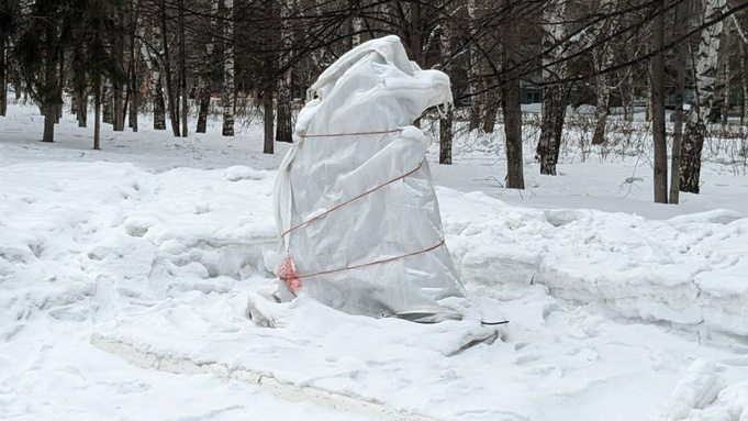 Памятный знак Жукову на площади Жукова в Барнауле/ Фото: amic.ru