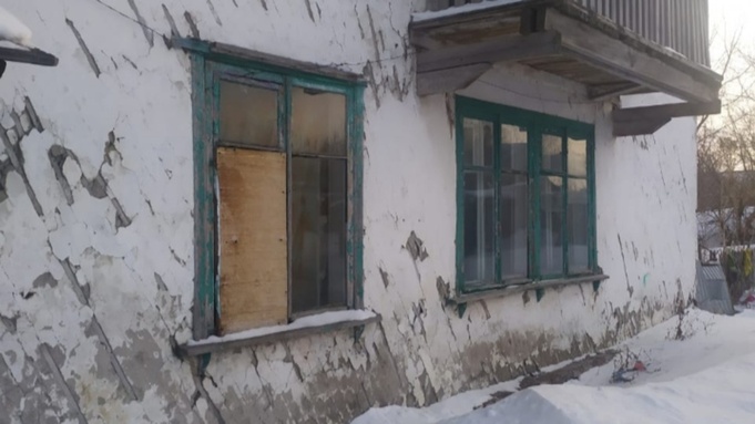 Аварийный дом в п. Алейский / Фото предоставлено пресс-службой "Справедливой России – За правду"