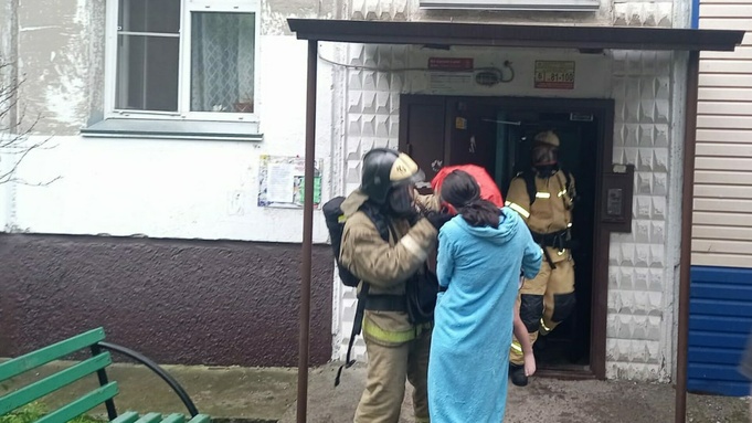 Эвакуация жильцов в Бийске / Фото: МЧС Алтайского края