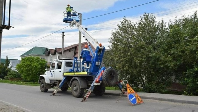 Работы по устройству линий наружного освещения в Барнауле / Фото: администрация Барнаула