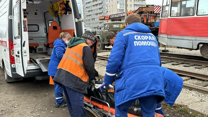 Бригада скорой помощи доставляет в больницу / Фото: Станция скорой медицинской помощи Бийска