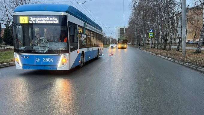 У троллейбуса треснуло лобовое стекло / Фото: Госавтоинспекция по Новосибирску