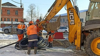 Специалисты водоканала устраняют повреждение / Фото: "Росводоканал Барнаул"