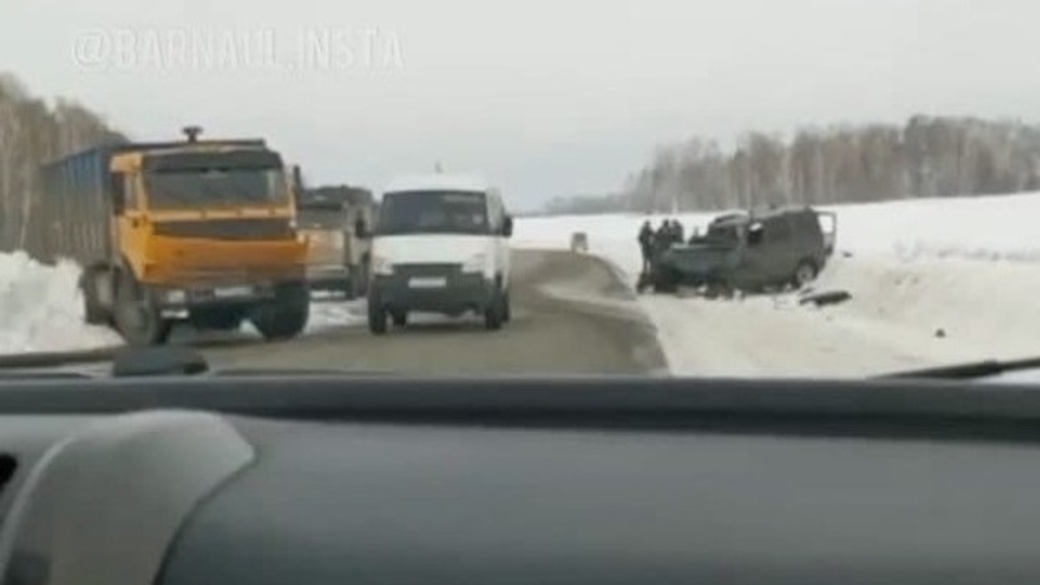 Барнаул заринск. Трасса Заринск Барнаул. Авария на Барнаульской трассе с участием джипа. Трасса Барнаул Заринск происшествия. Авария на трассе в Алтайском крае с КАМАЗОМ.