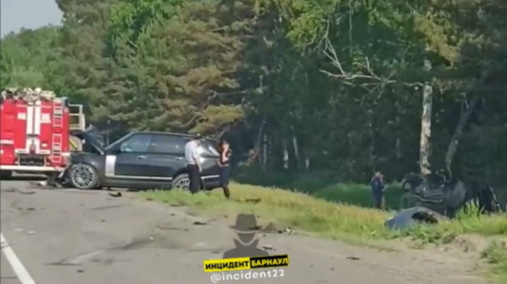 Под барнаулом поезд несколько километров тащил за собой машину с водителем