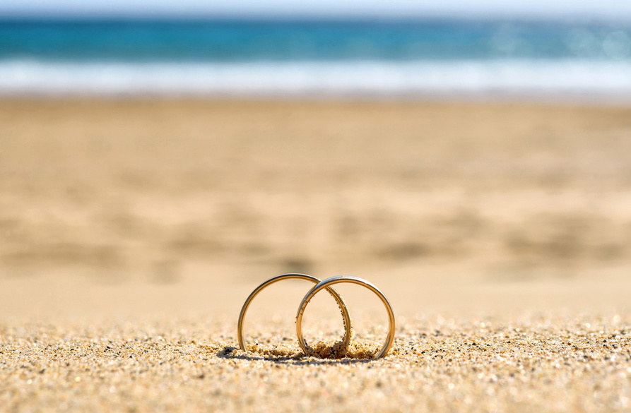 Обручальные кольца на море