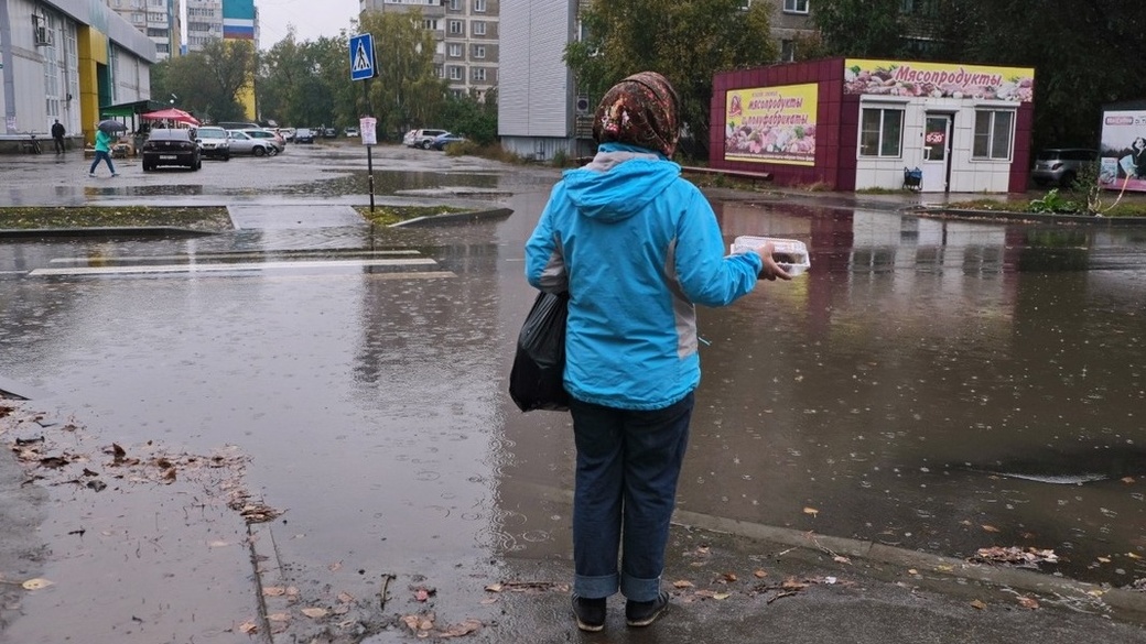 Лужа 30. Бийск лужа. Лужа на улице Ленинградской Бийск. Лужа на Ленинградской Бийск. По бийским лужам.