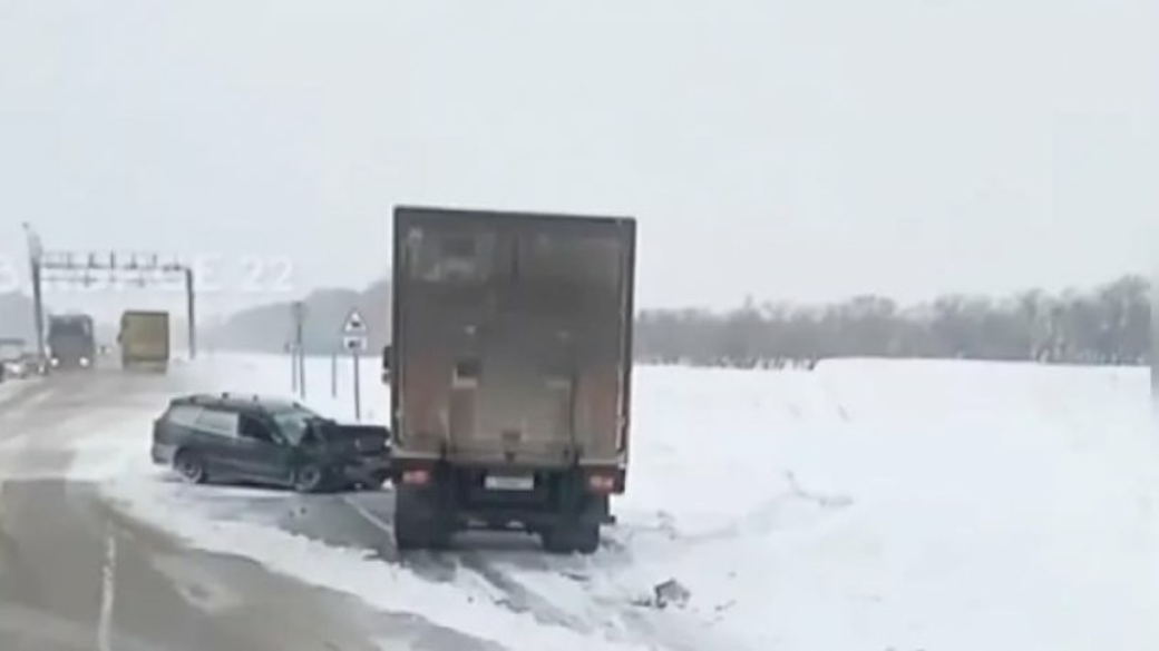 Трасса барнаул новосибирск сегодня. ДТП на трассе Новосибирск Барнаул с участием газели. ДТП на трассе Новосибирск Барнаул 27.06.2022. Лобовое столкновение на трассе Барнаул Бийск фура с легковой.