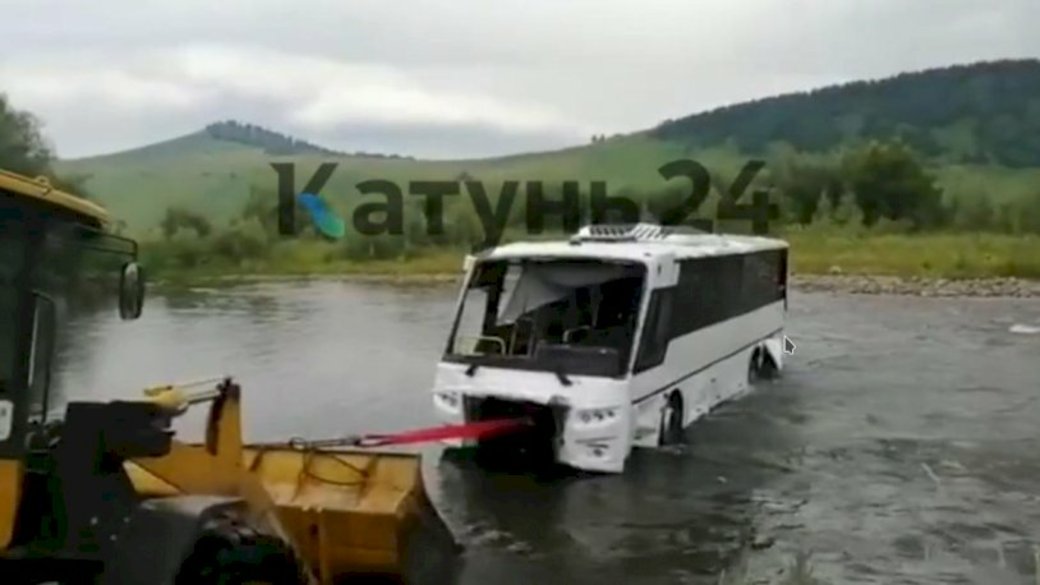 Видео падения автобуса в реку