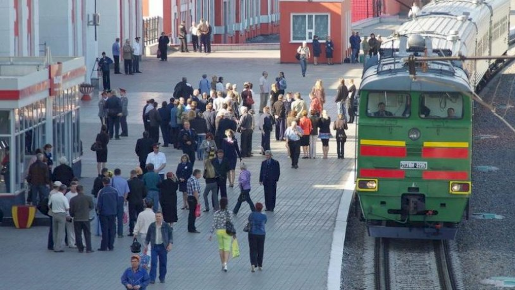 Барнаул славгород пригородный. Калина красная Барнаул Бийск. Поезд Калина красная Барнаул Бийск. Калина красная поезд. Пригородный поезд.