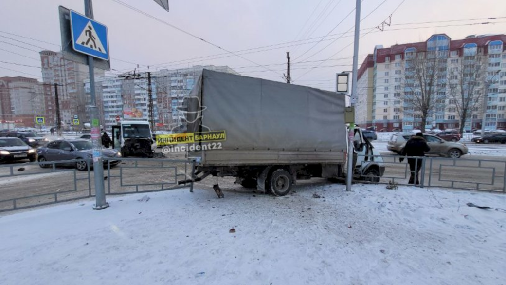 Газель на тротуаре. Авария на пересечении Сухэ Батора и Малахова с участием маршрутки. Фура врезалась в автобус Кстово. Аварии Барнаул микроавтобус