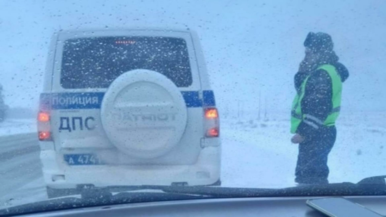 Никто не остановился, кроме ДПС». Застрявшие на алтайских трассах водители  поблагодарили полицейских за спасение