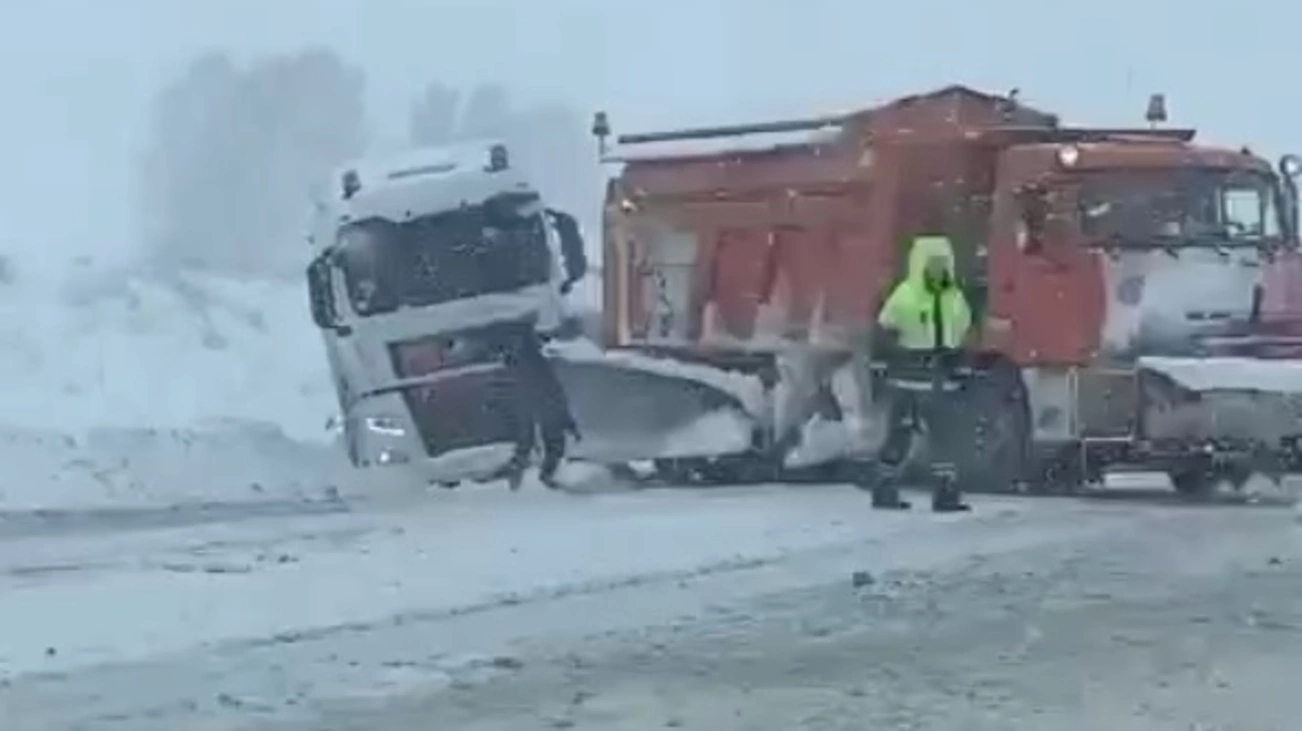 Фура слетела с дороги на Бийской трассе в Алтайском крае