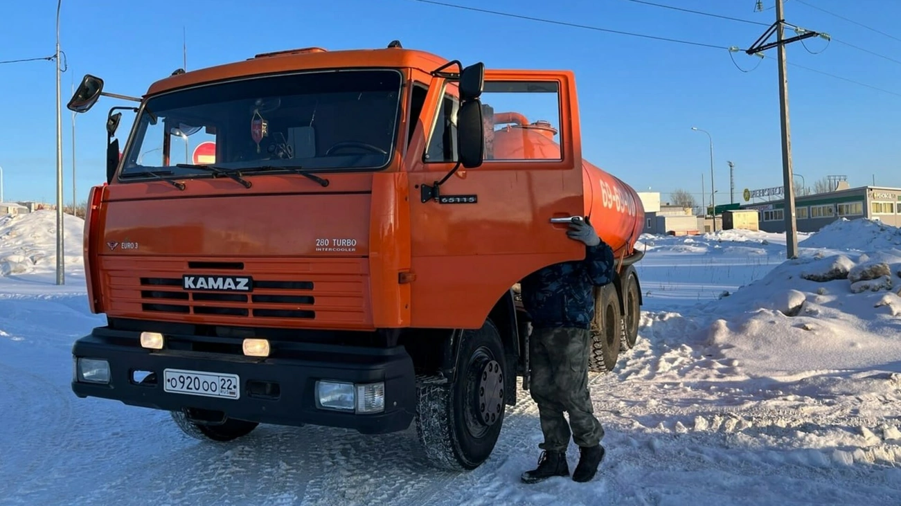 В Барнауле пожаловались на ассенизаторов, которые сливают нечистоты в  канализационный люк