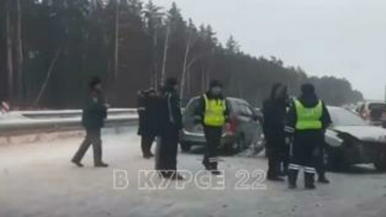 Видео с места ДТП на алтайской трассе, где раскидало 