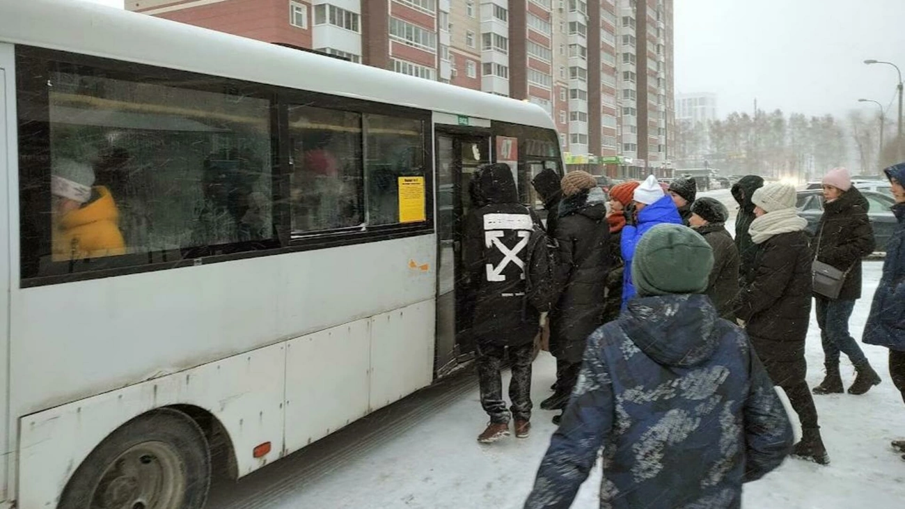 Барнаульским чиновникам предложили попытаться выжить утром в автобусе