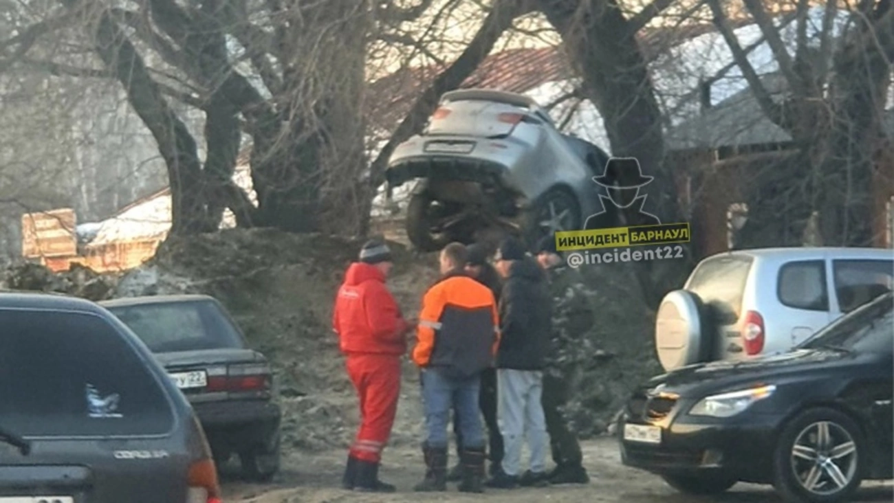 В Барнауле машина улетела с трассы на огромную снежную кучу