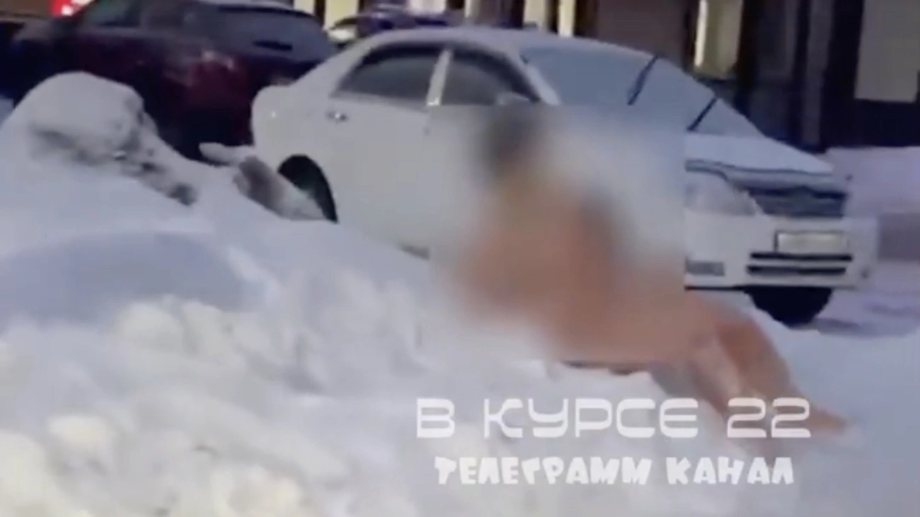 В Барнауле женщина голышом закалялась в сугробах