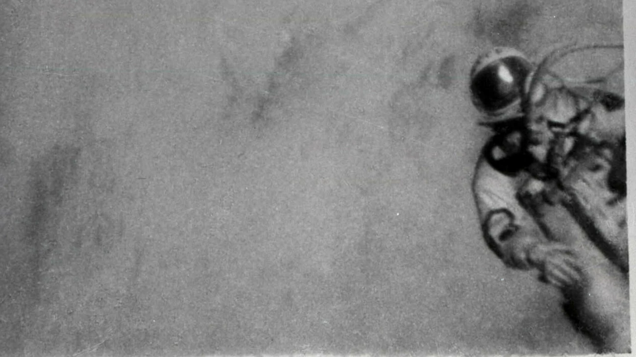 фото леонова в космосе
