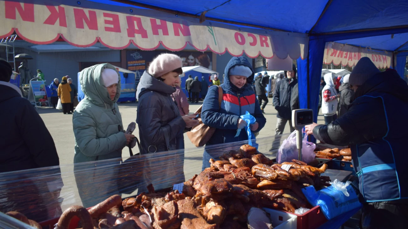 Продовольственная ярмарка барнаул. Ярмарка выходного дня. Ярмарка продуктов. Продовольственная ярмарка. Ярмарки большие.