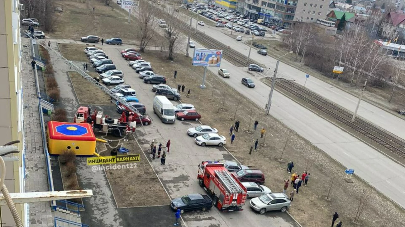 В Барнауле спасатели забрались к девушке, развернув перед окнами  симпатичный батут - Amic.ru Новости Барнаула и Алтайского края - 26 апреля  - Медиаплатформа МирТесен