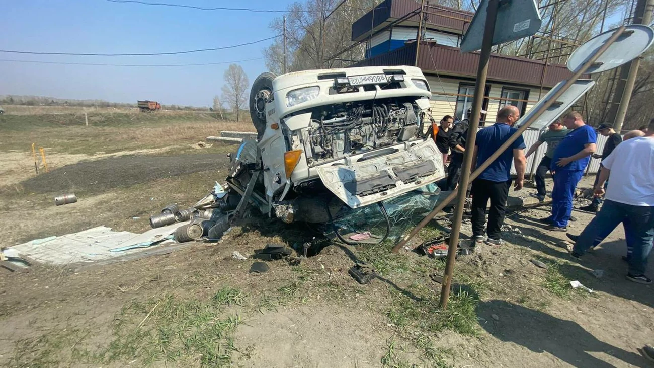 Жесткое ДТП с двумя грузовиками в Бийске: подробности