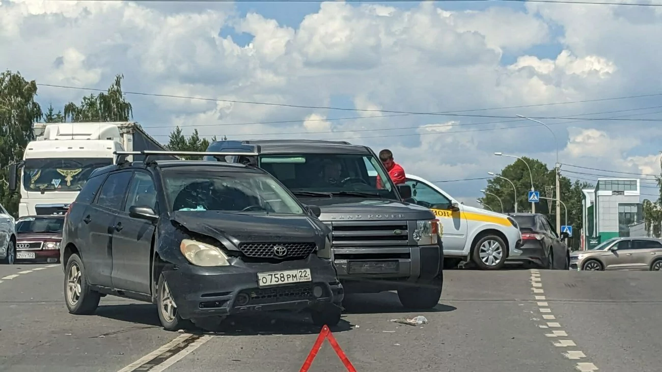 Пробка собралась на проспекте Калинина из-за встречи 