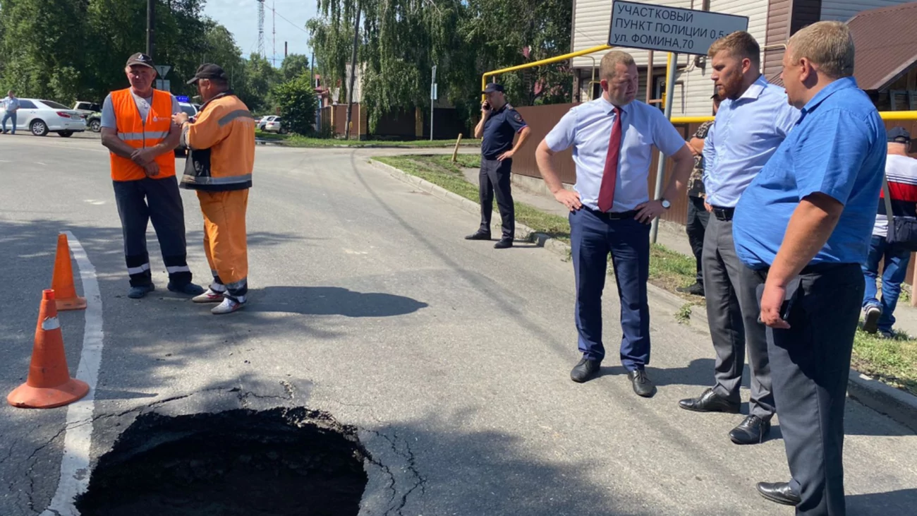 В Барнауле из-за дыры в асфальте до 22 июля перекрыли часть улицы Аванесова