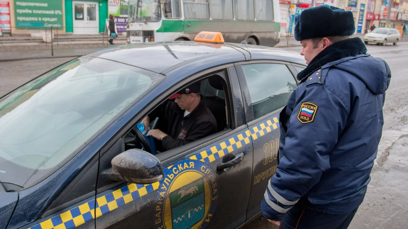 Алтайский Минтранс опроверг проблемы с выдачей водителям такси разрешений  на работу