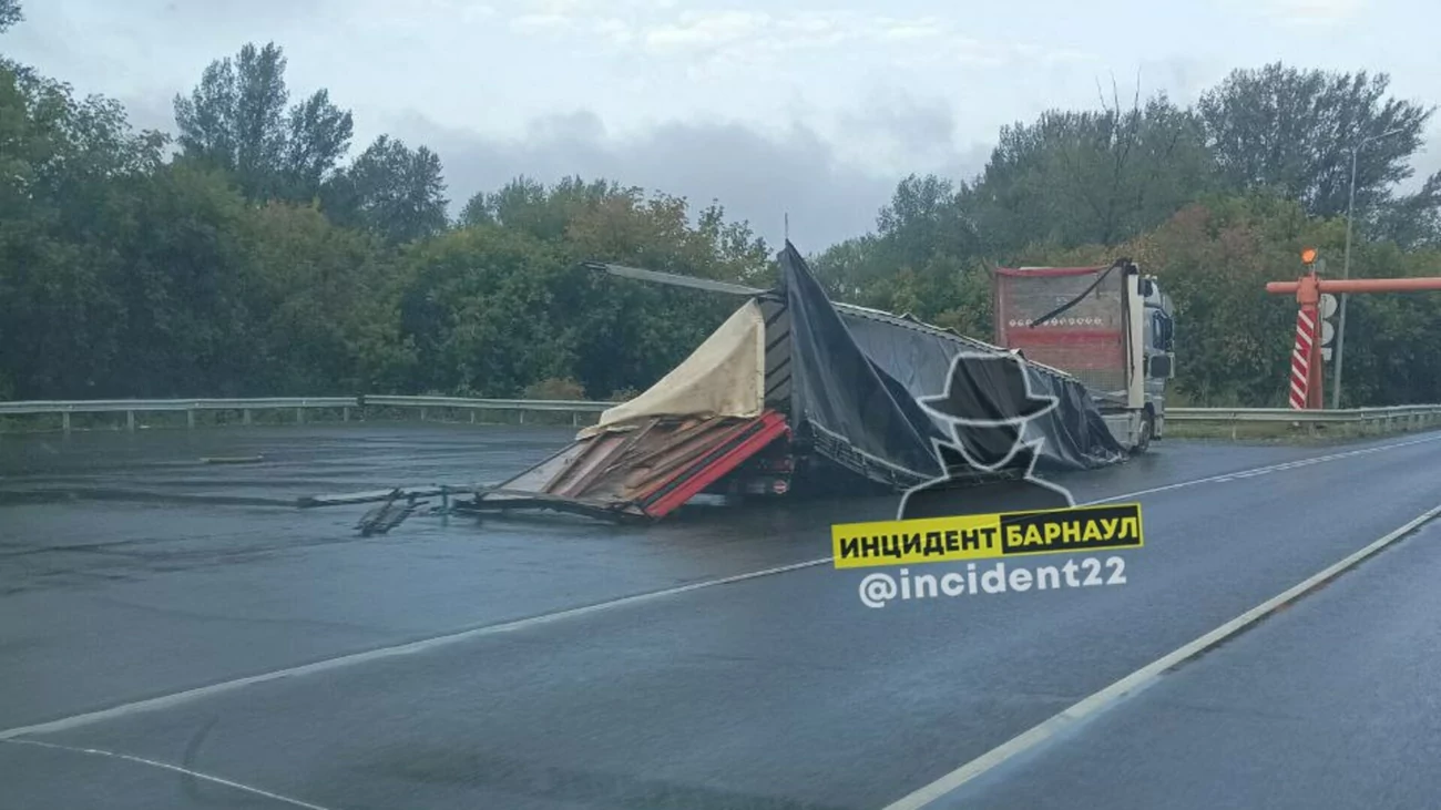 Грузовик остался без прицепа возле Старого моста в Барнауле