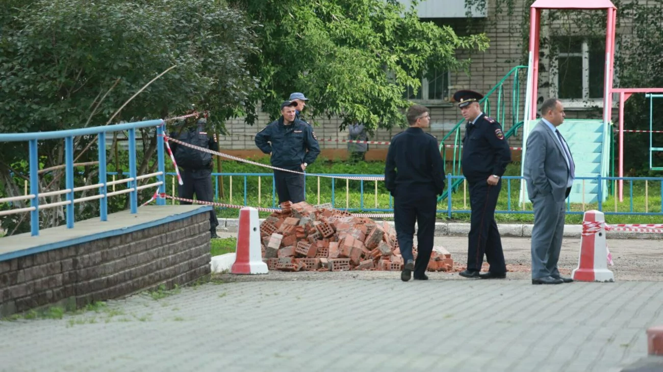 Режим ЧС не будут вводить возле дома в Барнауле, где обрушился кирпичный  фасад