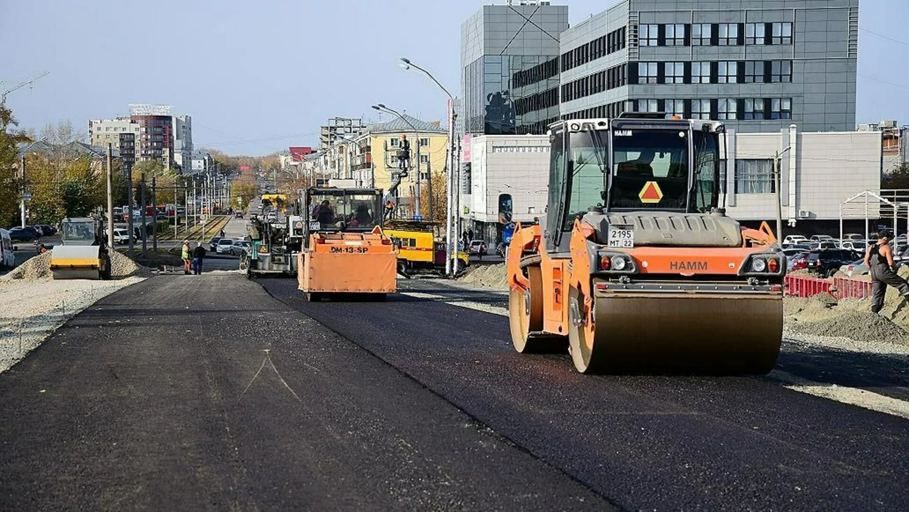 В Барнауле начали асфальтировать дорогу к мосту возле Нового рынка