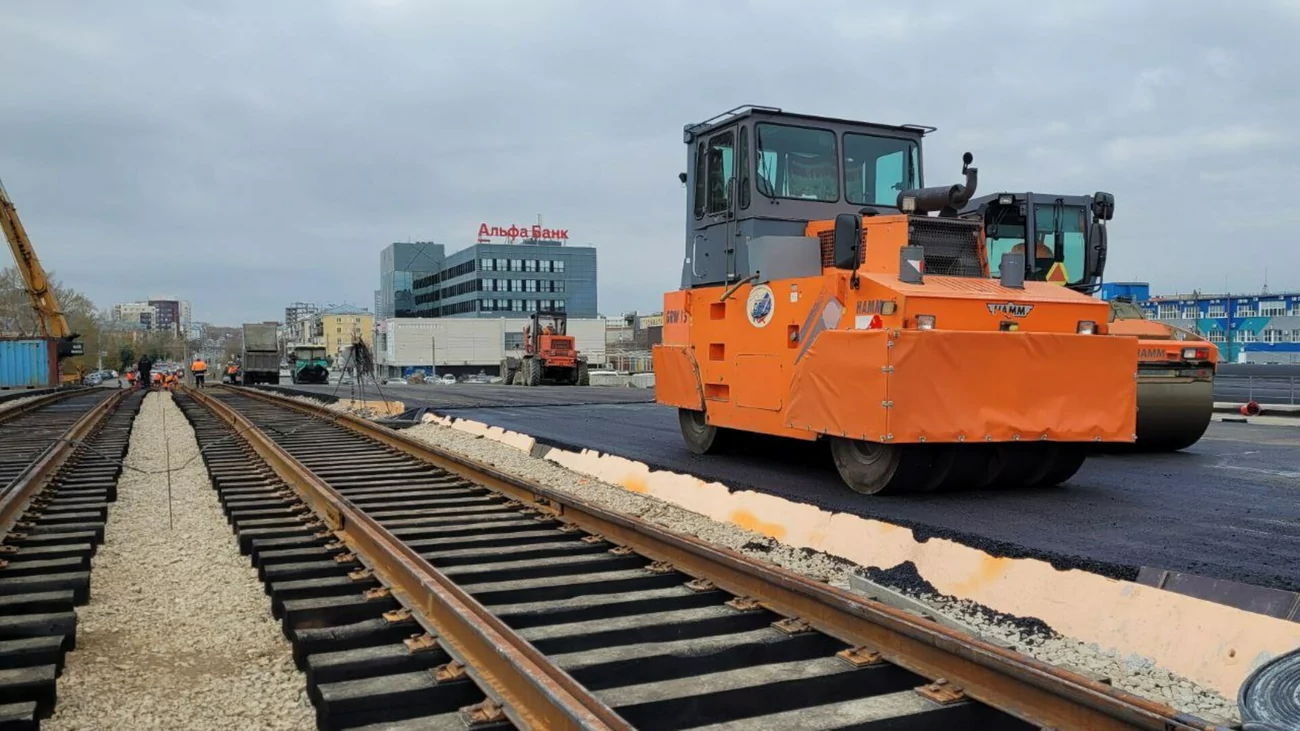 В Барнауле на мосту на Новом рынке начали укладывать асфальт