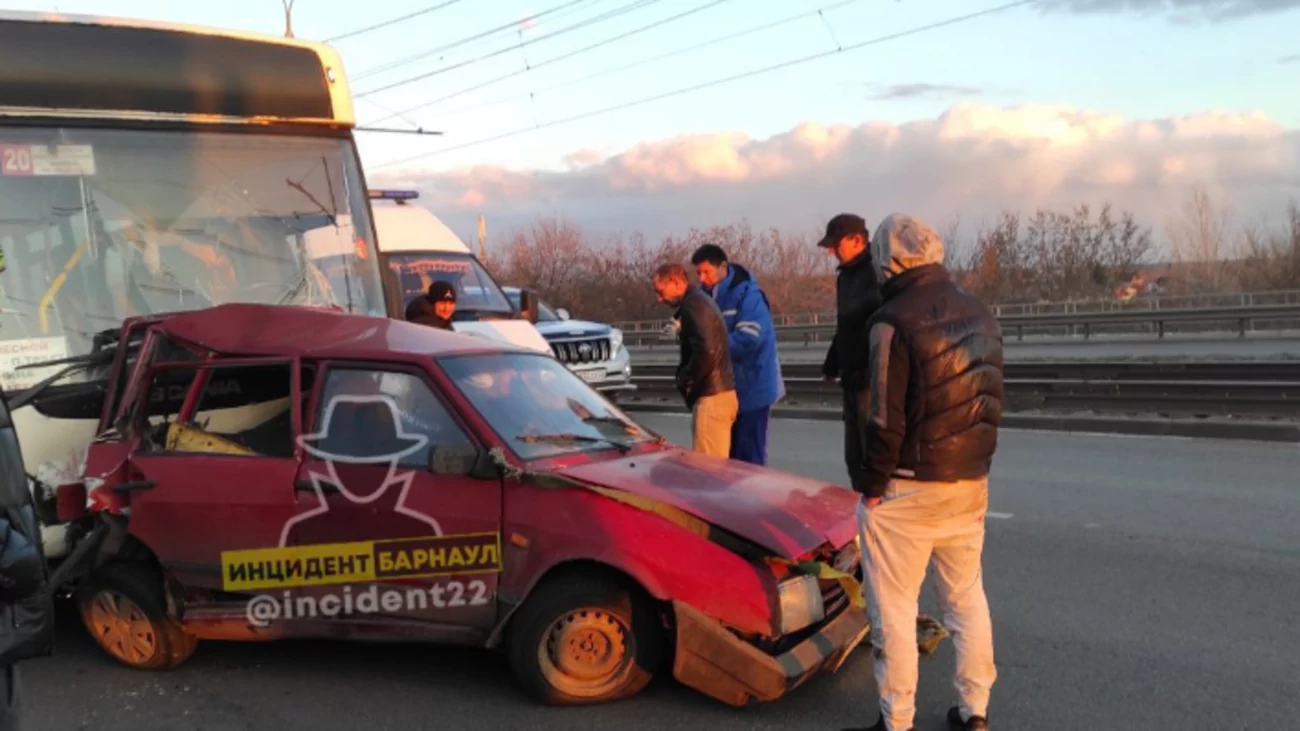 Три человека пострадали при наезде автобуса на стоящий автомобиль в Барнауле