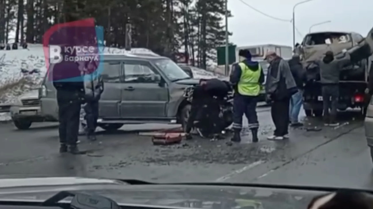 Женщина и двое детей пострадали в массовом ДТП в Барнауле