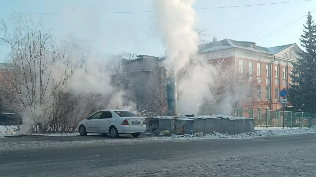 Энергетики объяснили, почему в Барнауле из-под земли идет пар в мороз