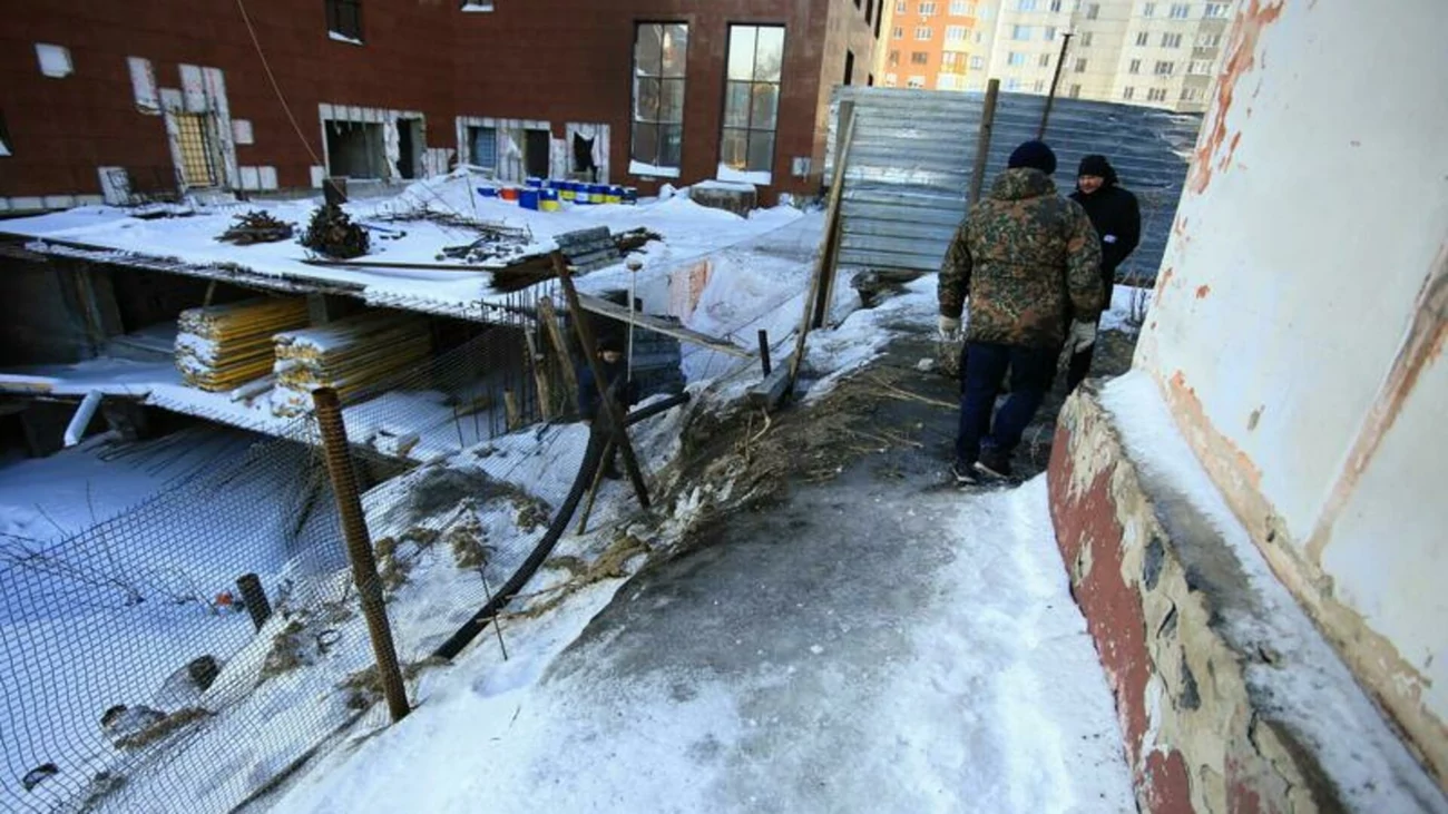 В Барнауле СК проверяет, могла ли стройка вплотную привести к  растрескиванию дома