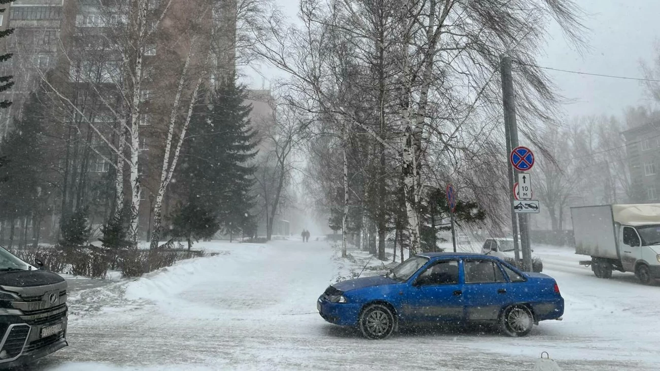 Сильный ураган накрыл Барнаул. Какие разрушения он принес и есть ли  пострадавшие