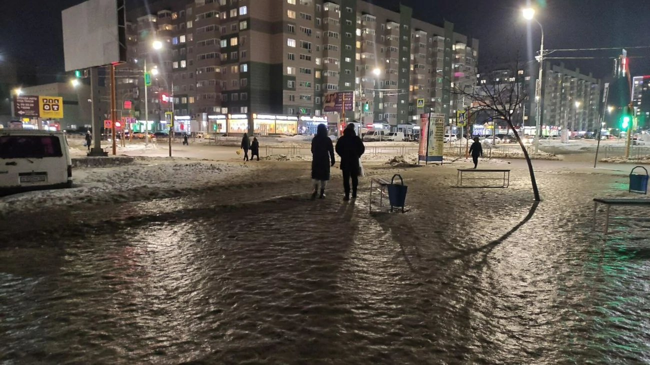 Власти Барнаула объяснили, зачем чистят тротуары до ледяной корки