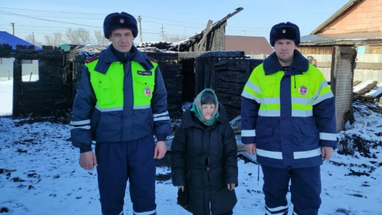 Алтайские полицейские посреди ночи спасли женщину из огня