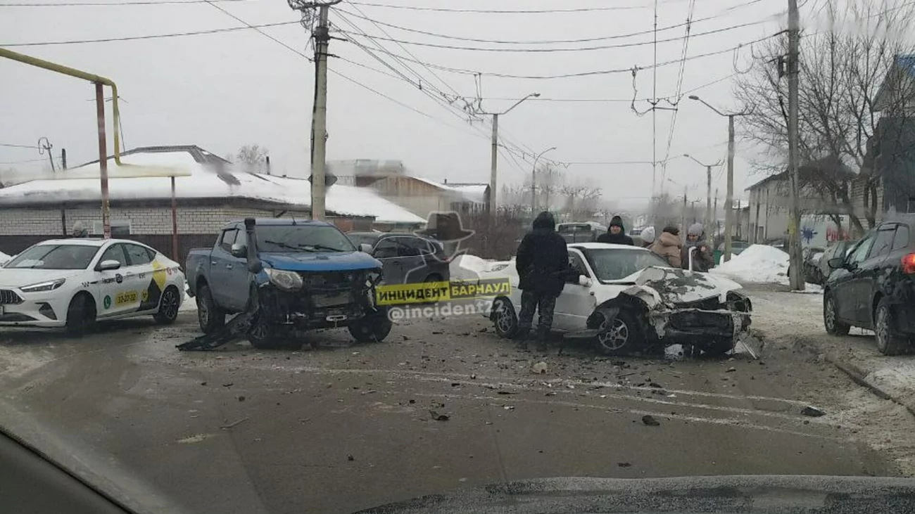 Два автомобиля столкнулись на улице Матросова в Барнауле