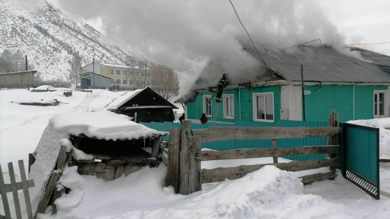 Пожилую женщину и двух детей спасли пожарные из горящего дома на Алтае