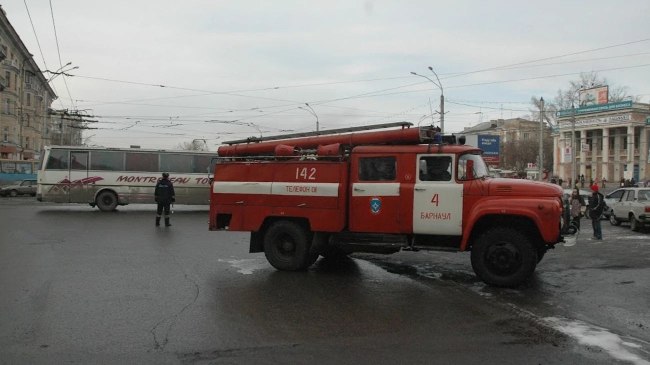 Пожарным и медикам хотят разрешить таранить неправильно припаркованные  автомобили