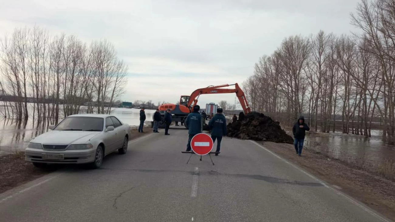 В Алтайском крае перекрыли движение по части автодороги из-за подтопления